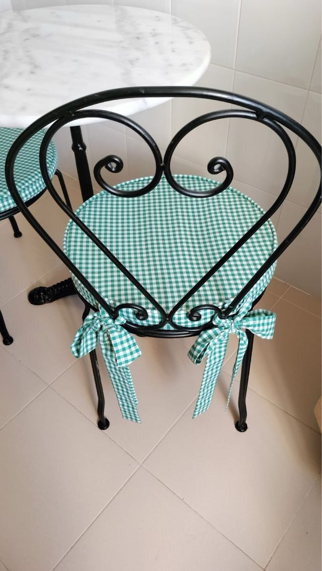 Mesa redonda mármol y 2 sillas metal