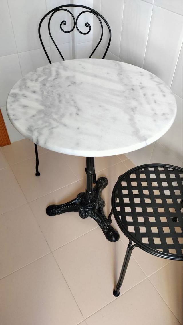 Mesa redonda mármol y 2 sillas metal