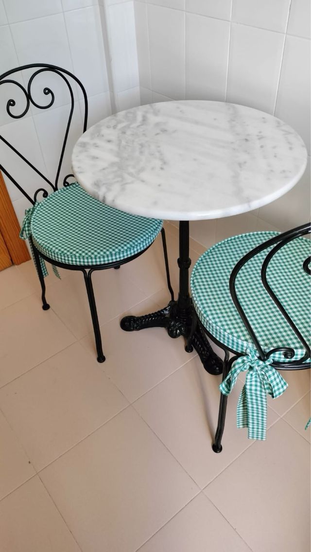 Mesa redonda mármol y 2 sillas metal