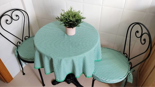 Mesa redonda mármol y 2 sillas metal