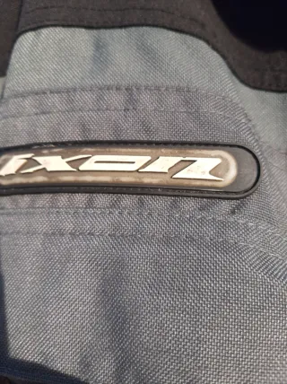 Chaqueta de moto negra y gris