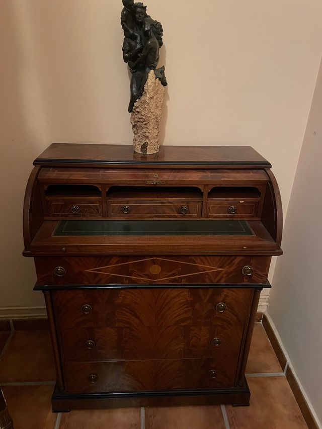 Escritorio de caoba con marquetería