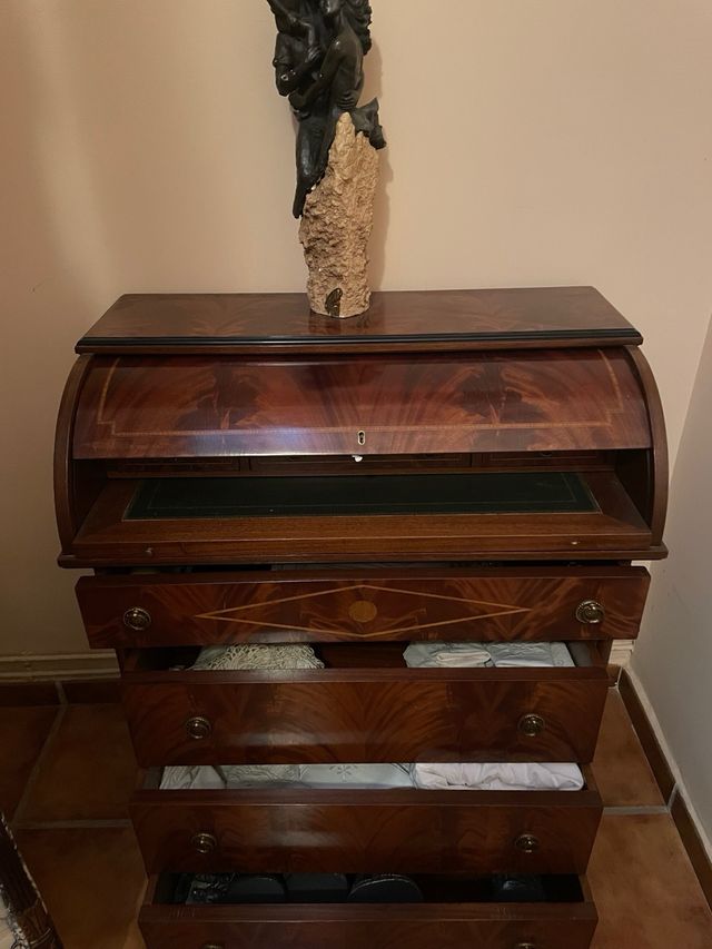 Escritorio de caoba con marquetería