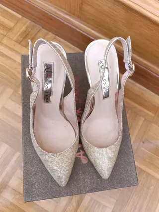 Zapatos tacón dorados de tacón para mujer