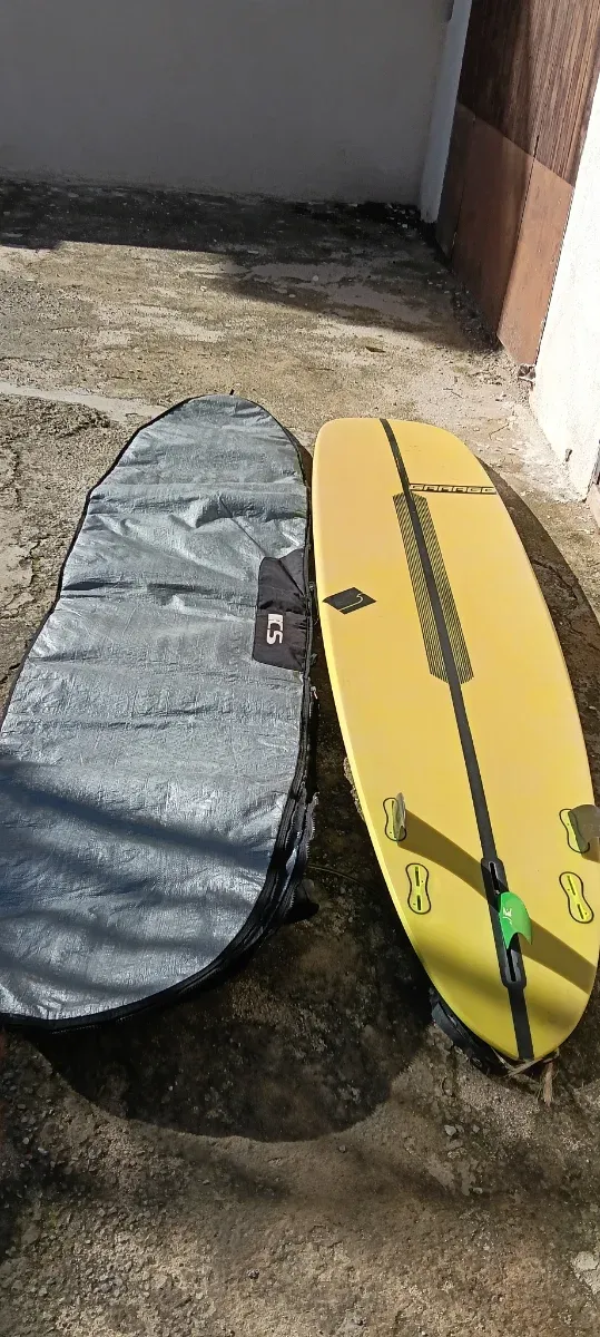 Tabla de surf amarilla 173x60cm con funda 
