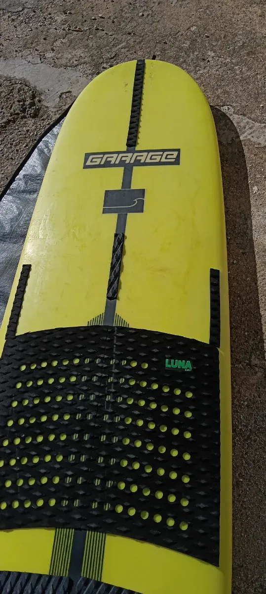 Tabla de surf amarilla 173x60cm con funda 
