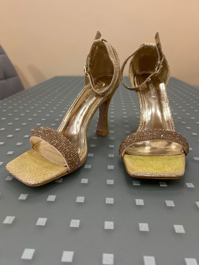 Zapatos dorados tacón fiesta talla 37