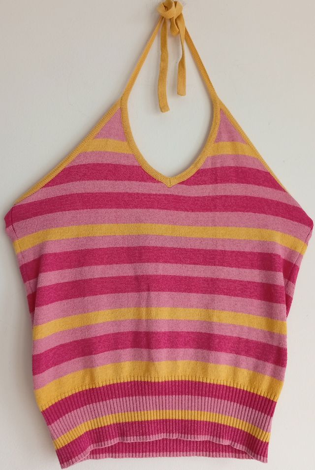 Top brillante rojo y camisetas