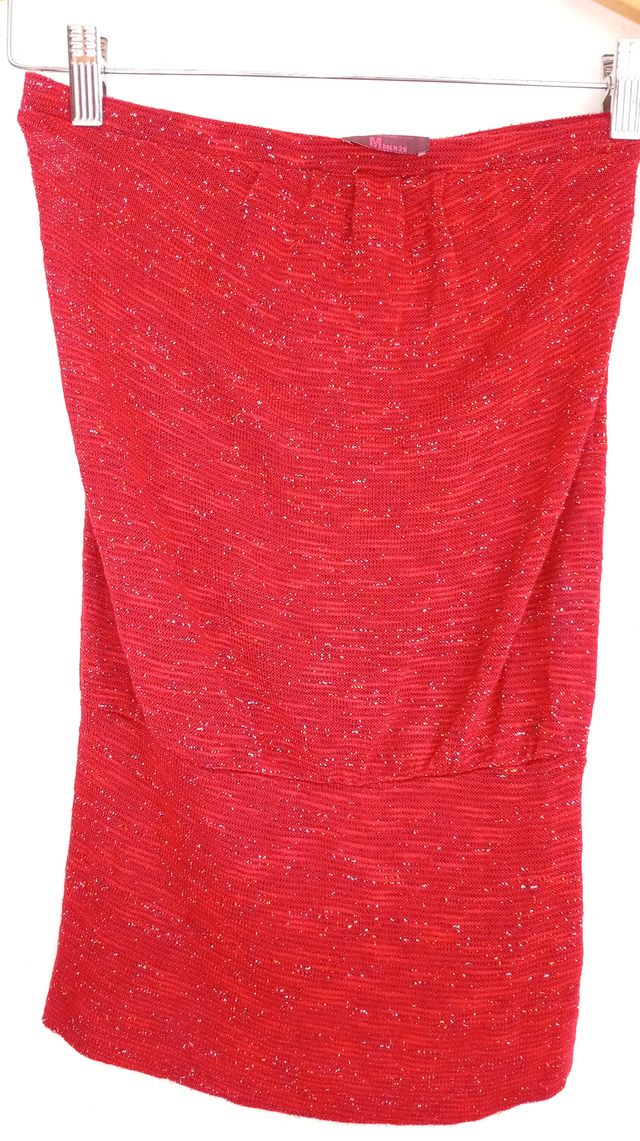 Top brillante rojo y camisetas