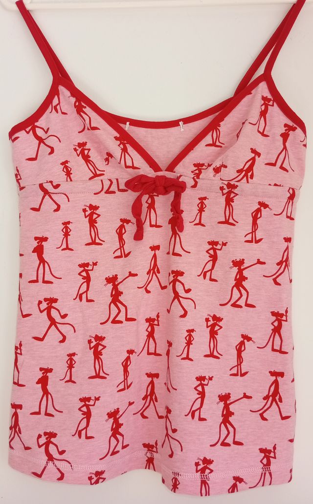 Top brillante rojo y camisetas