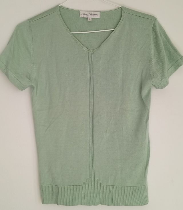 Top brillante rojo y camisetas