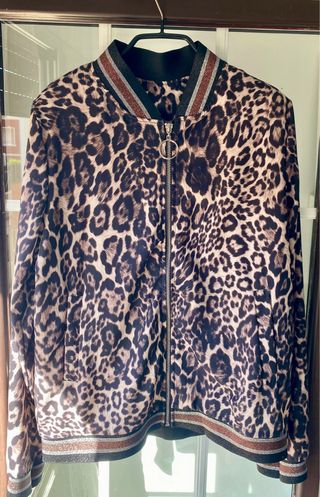 Cazadora animal print con bolsillos