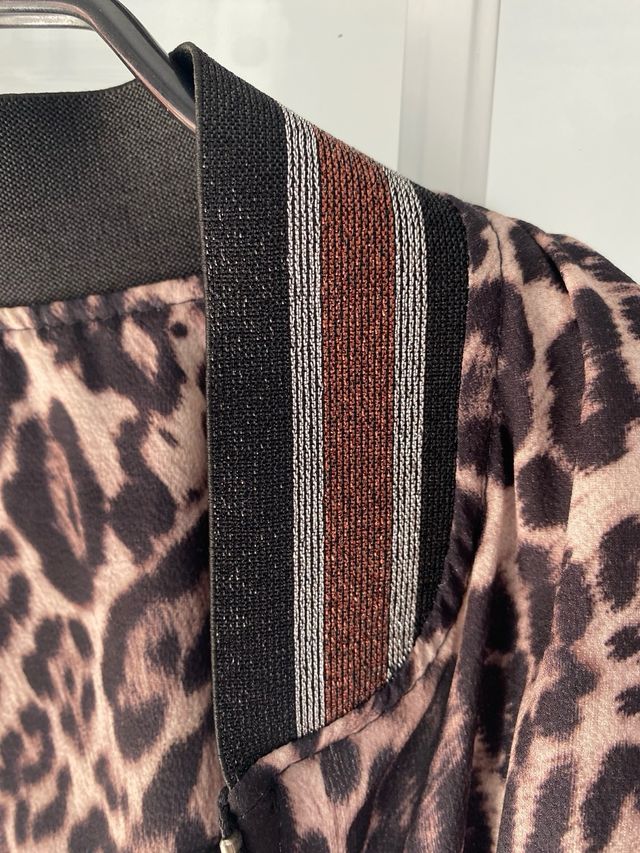 Cazadora animal print con bolsillos