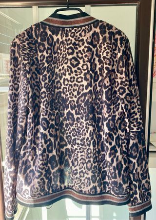 Cazadora animal print con bolsillos