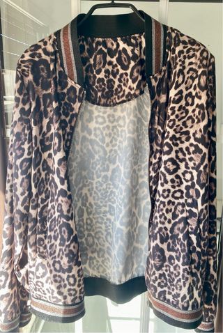 Cazadora animal print con bolsillos