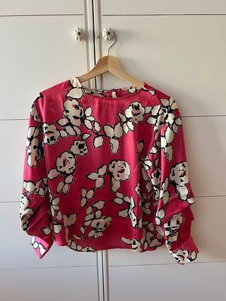 Blusa rosa de Zara con flores