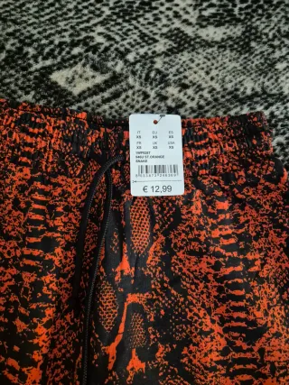 Pantalón chándal estampado serpiente naranja