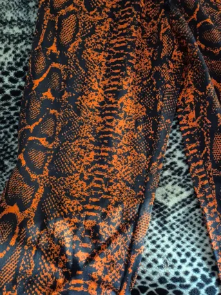 Pantalón chándal estampado serpiente naranja