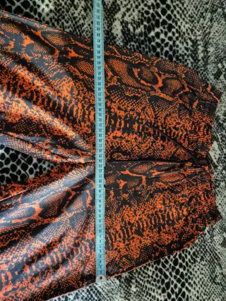 Pantalón chándal estampado serpiente naranja