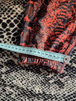 Pantalón chándal estampado serpiente naranja