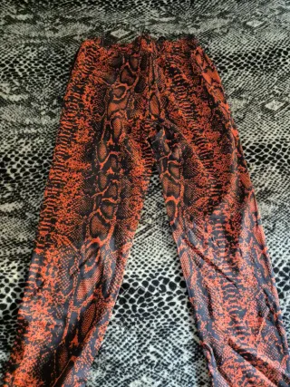 Pantalón chándal estampado serpiente naranja