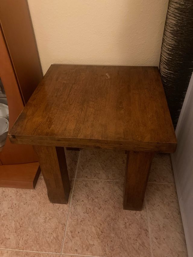 Mesa auxiliar de madera. 60x 60 cms