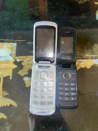 2 Telefoni cellulari Alcatel e Motorola vintage