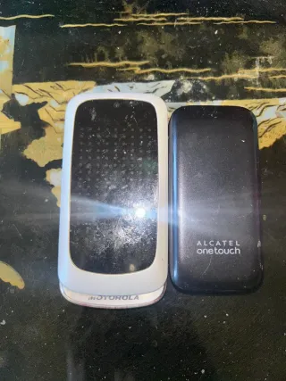 2 Telefoni cellulari Alcatel e Motorola vintage