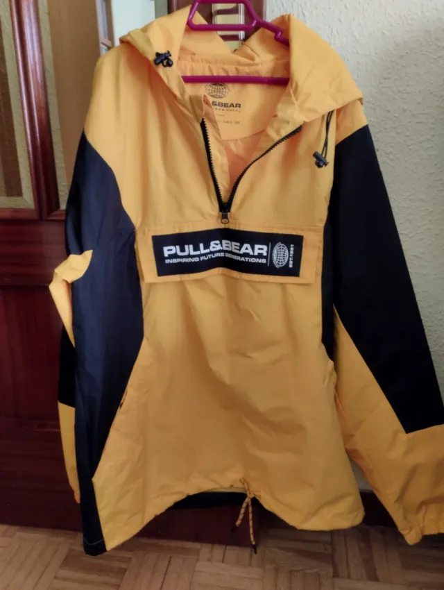 Cortavientos Pull&Bear amarillo y negro Talla M