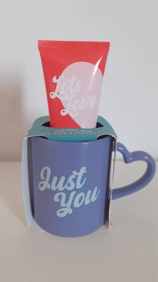 Taza cerámica y gel de ducha