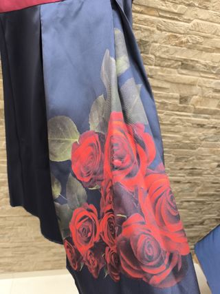 Vestito Chi Chi London con rose rosse