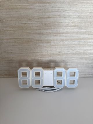 Reloj Digital LED Blanco y Plateado