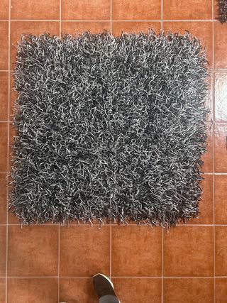 2 Tappeti in pelo grigio e bianco