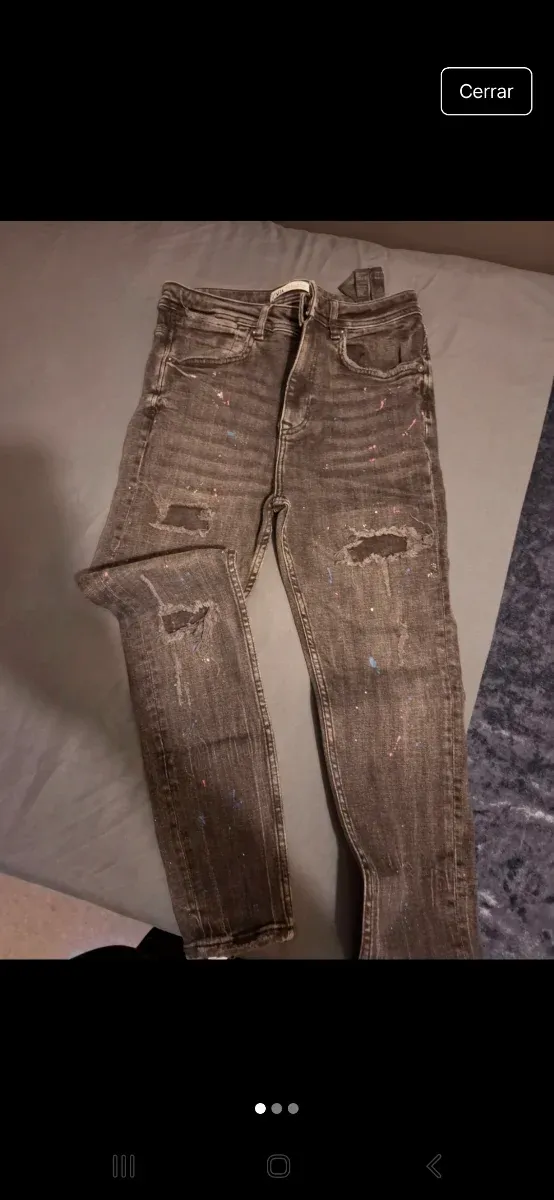 Pantalón Zara hombre negro con manchas