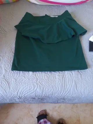 Falda verde con volantes