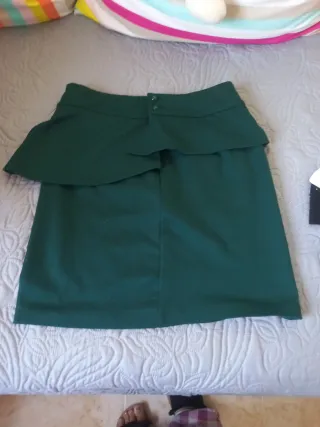 Falda verde con volantes