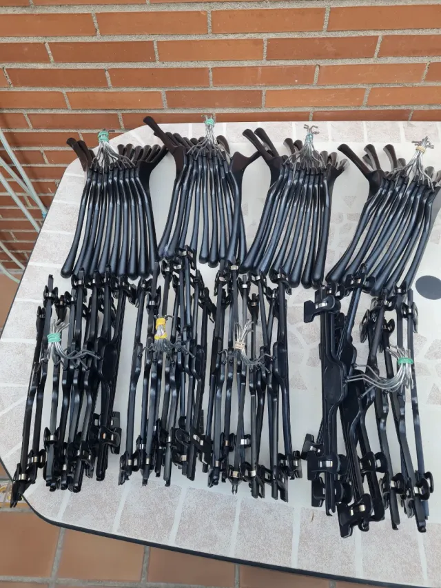 Lote 100 Perchas Negras