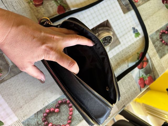 Bolso de hombro BIMBA Y LOLA negro y dorado