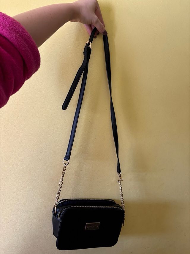 Bolso de hombro BIMBA Y LOLA negro y dorado