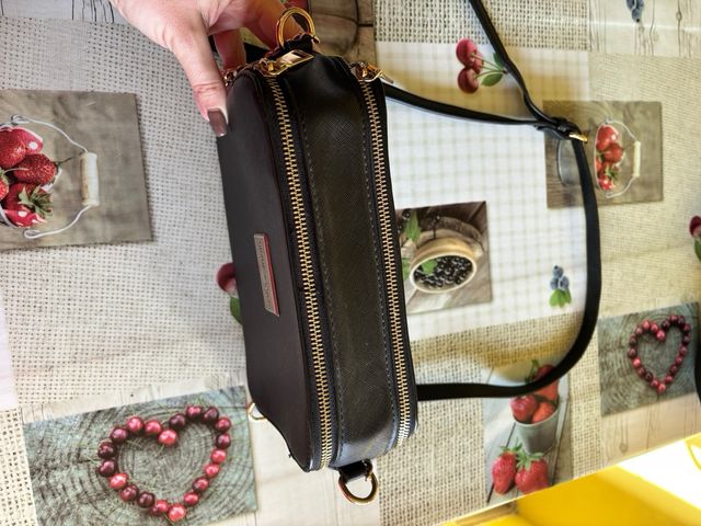 Bolso de hombro BIMBA Y LOLA negro y dorado