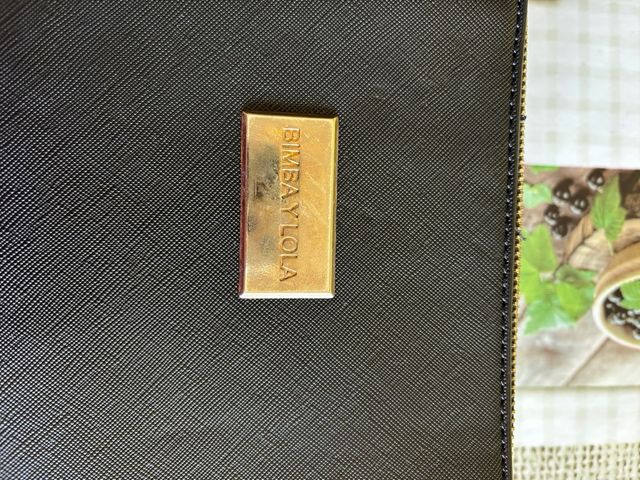 Bolso de hombro BIMBA Y LOLA negro y dorado