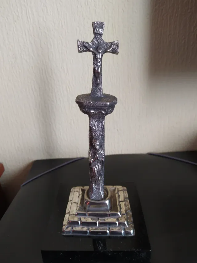 Crucifijo de mesa con figura