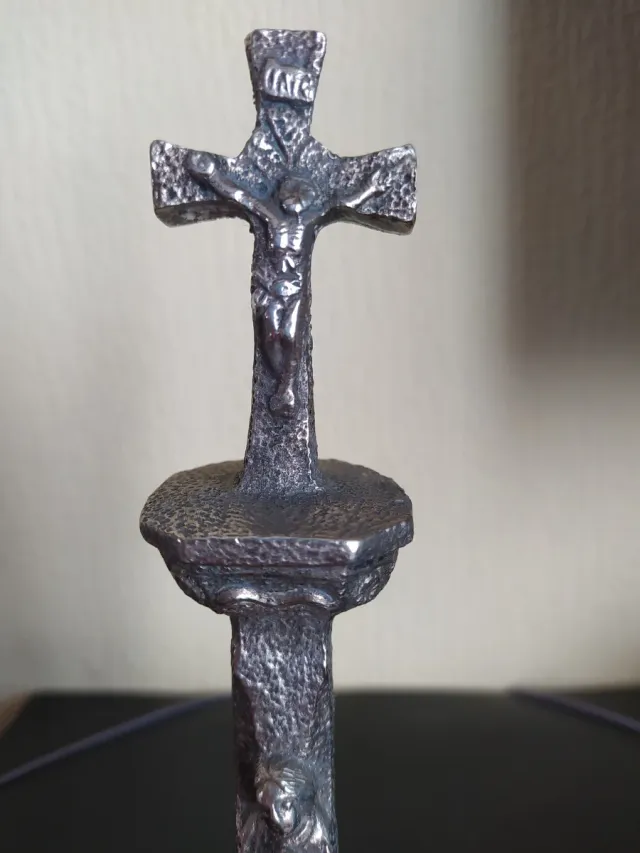 Crucifijo de mesa con figura