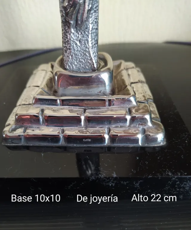 Crucifijo de mesa con figura