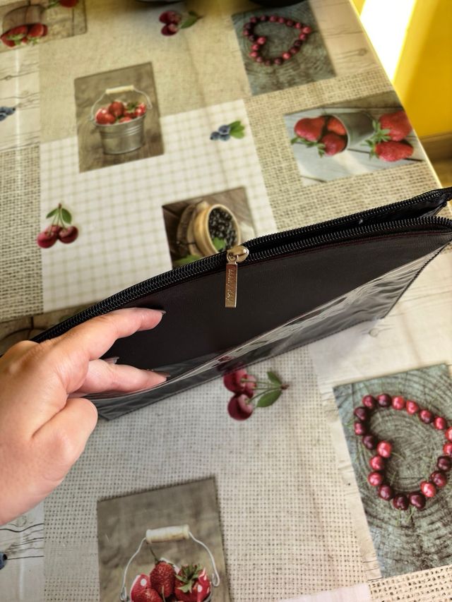 Bolso de mano Mary Kay rosa y negro