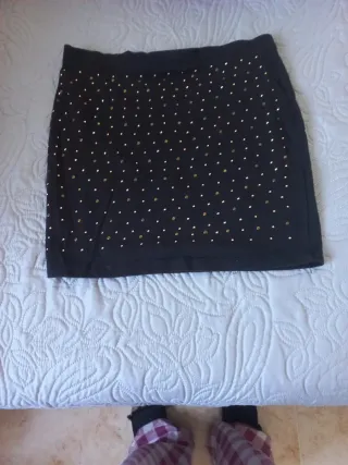 Falda elástica negra con detalles dorados