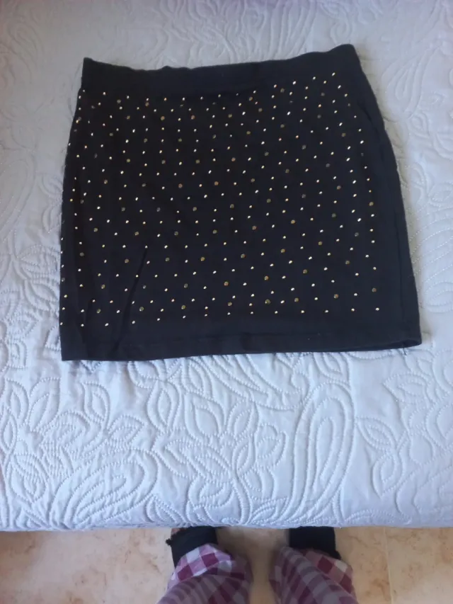 Falda elástica negra con detalles dorados