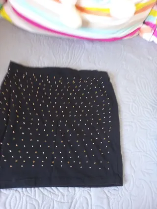 Falda elástica negra con detalles dorados