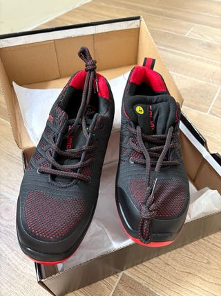 Calzado de seguridad negro y rojo