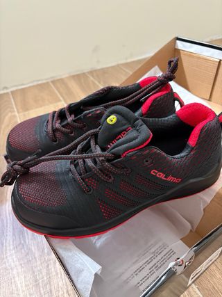 Calzado de seguridad negro y rojo
